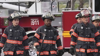 Moo Deng jadi pemadam kebakaran. Foto: Boredpanda