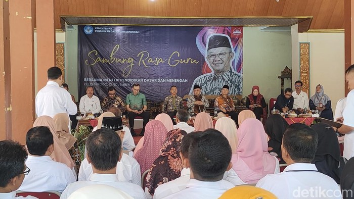Menteri Pendidikan Dasar dan Menengah (Mendikdasmen) Abdul Mu’ti saat mendengarkan curhatan para guru Kulon Progo di SMA N 2 Wates, Kulon Progo, Rabu (13/11/2024).