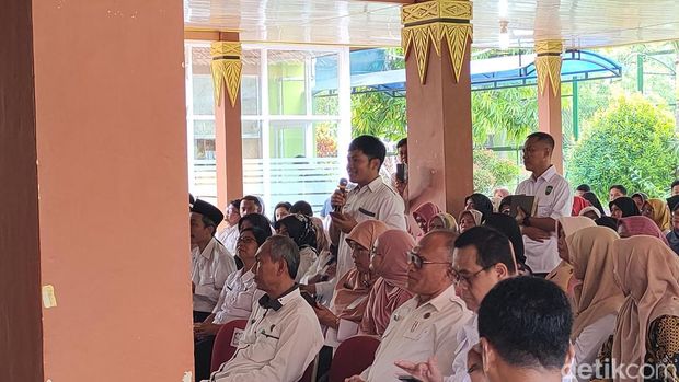 Menteri Pendidikan Dasar dan Menengah (Mendikdasmen) Abdul Mu'ti saat mendengarkan curhatan para guru Kulon Progo di SMA N 2 Wates, Kulon Progo, Rabu (13/11/2024).