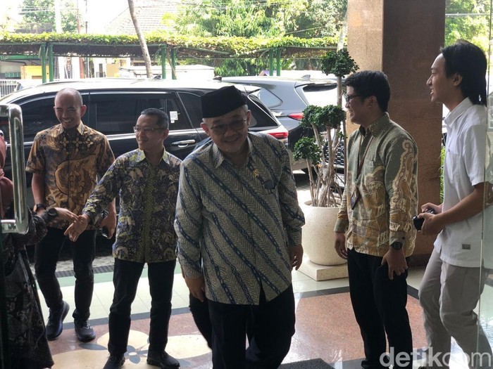 Mendikdasmen Abdul Muti ke kantor PP Muhammadiyah, Kota Jogja, Rabu (13/11/2024).