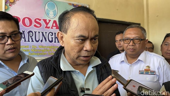Menkop Budi Arie saat meninjau program makan siang bergizi gratis di Sukabumi