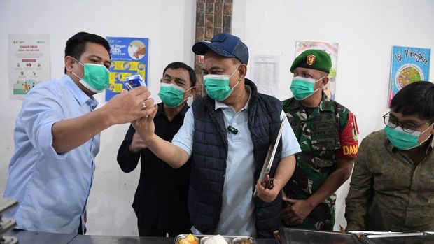 Menkop Budi Arie saat meninjau program makan siang bergizi gratis di Sukabumi