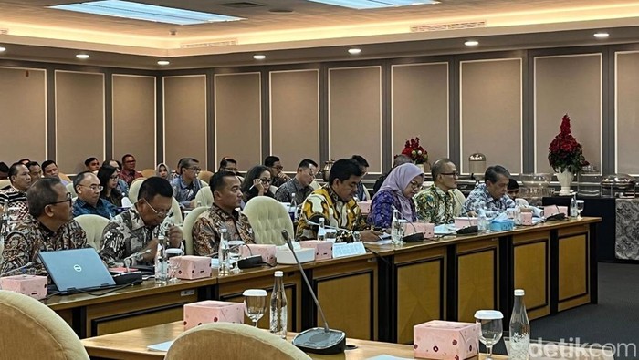 Mensesneg Prasetyo Hadi rapat kerja bersama Komisi XII DPR.