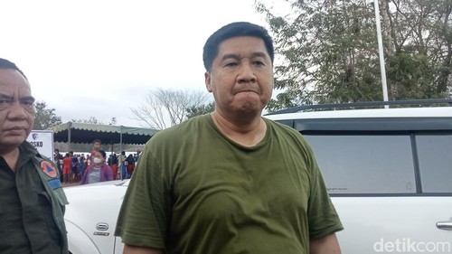 Menteri PKP Maruarar Sirait saat mengunjungi pengungsi di Desa Kobasoma, Kecamatan Titehena, Kabupaten Flores Timur, Nusa Tenggara Timur, Rabu (13/11/2024). (Yurgo Purab/detikBali)