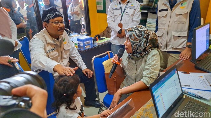 Menteri Sosial (Mensos), Saifullah Yusuf dan wakil Menteri Sosial (Wamensos), Agus Jabo Priyono saat hadir di Puskesos, Desa Sekarwangi, Kecamatan Soreang, Rabu (13/11/2024).