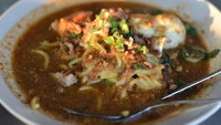 Walaupun bernama Mee Bandung, hidangan mie ini dikatakan berasal dari Malaysia. Mee Bandung di Malaysia disajikan dengan telur rebus, udang, sayuran, dan berbagai topping itu. Foto: TasteAtlas