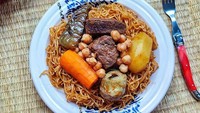 Bergabung di tengah hidangan mie Asia, Rachta dari Algeria sajikan sepiring mie yang komplet. mie pipih berbumbu khas akan disajikan bersama potongan daging, wortel, kentang, dan kacang chickpea. Foto: TasteAtlas