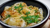 Jika kebanyakan mie berbentuk kecil dan panjang, Biang Biang khas China justru menyajikan mie yang lebar nan pipih. Mie yang disebut mirip ikat pinggang ini disajikan bersama sayuran dan rempah-rempah khas China. Foto: TasteAtlas