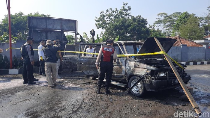 Mobil terbakar di SPBU Eor Mangunreja Kabupaten Tasikmalaya
