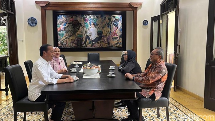 Momen pertemuan Jokowi dan Zulkifli Hasan di Solo, Rabu (13/11/2024).