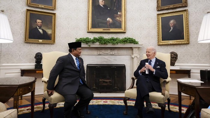 Momen Prabowo Bertemu Biden di Gedung Putih Presiden Prabowo Subianto bertemu dengan Presiden Amerika Serikat, Joe Biden. Pertemuan keduanya digelar di Gedung Putih, Washington, Amerika Serikat, Selasa (12/11/2024) waktu setempat.