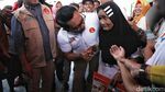 Momen RK Gendong Bayi Saat Blusukan di Tanah Merah