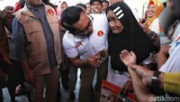 Dalam kunjunganny RK berdialog dengan warga untuk belanja masalah di permukiman tersebut.