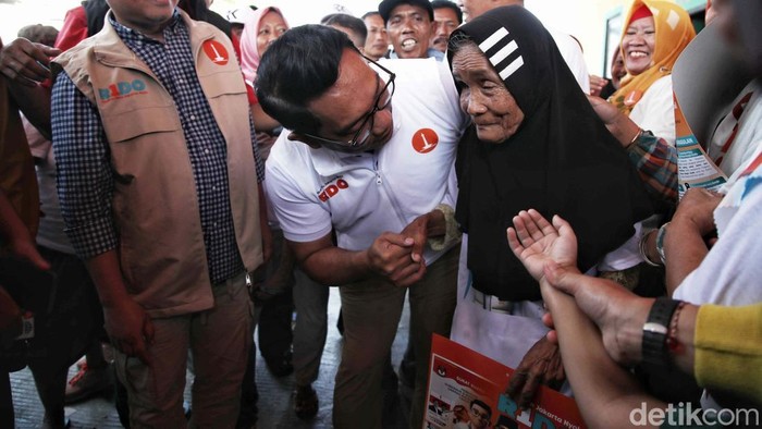 Momen RK Gendong Bayi Saat Blusukan di Tanah Merah Ridwan Kamil menyerap aspirasi warga dengan blusukan ke Tanah Merah, Koja, Jakarta. RK sempat makan es krim dan menggendong seorang bayi.