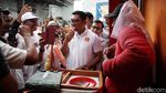 Momen RK Gendong Bayi Saat Blusukan di Tanah Merah