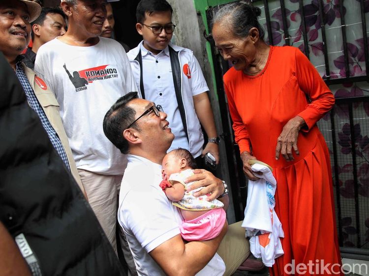 Momen RK Gendong Bayi Saat Blusukan di Tanah Merah