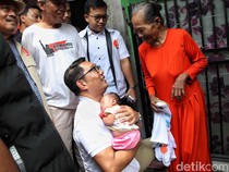 Momen RK Gendong Bayi Saat Blusukan di Tanah Merah