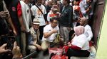 Momen RK Gendong Bayi Saat Blusukan di Tanah Merah