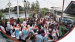 Momen RK Gendong Bayi Saat Blusukan di Tanah Merah