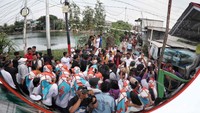 RK ingin merenovasi Kampung Tanah Merah. Menurut RK, dalam membangun tidak harus melakukan penggusuran. Perbaikan atau renovasi perkampungan juga bisa dilakukan, hal itu ia lakukan saat menjabat Gubernur Jawa Barat.
