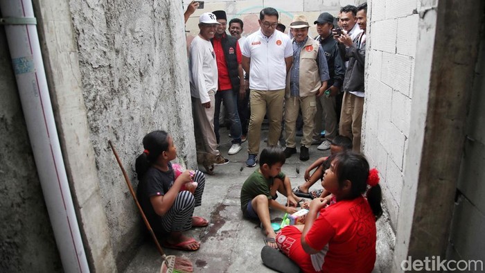 Momen RK Gendong Bayi Saat Blusukan di Tanah Merah Ridwan Kamil menyerap aspirasi warga dengan blusukan ke Tanah Merah, Koja, Jakarta. RK sempat makan es krim dan menggendong seorang bayi.