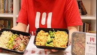 Merry juga sempat merintis usaha katering sehat yang diberi nama M Kitchen. Semua makanannya menggunakan bahan-bahan segar dan berkualitas. Foto: Instagram @merryriana