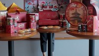 Rayakan imlek, Merry dikirim banyak hampers berisi kue, roti dan camilan dari Pia Madu. Foto: Instagram @merryriana