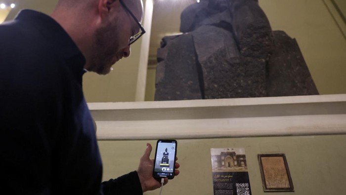 Members of the media and visitors scan pharaonic artefacts using a new augmented reality (AR) technology by Egypt's Ministry of Tourism in partnership with META at the old Egyptian Museum to target young visitors and give a alternative experiences of incomplete statues and promote Egyptian archaeological heritage in Cairo, Egypt November 11, 2024. REUTERS/Amr Abdallah Dalsh