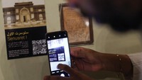 Kolaborasi dengan META dilakukan melalui penggunaan teknologi augmented reality milik perusahaan di Instagram yang menawarkan konten dalam bahasa Arab dan Inggris dengan memindai kode QR di samping artefak, di mana pengunjung kemudian dapat melihat versi digital lengkap melalui platform tersebut.  