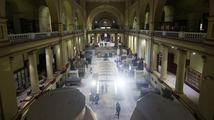 Members of the media and visitors scan pharaonic artefacts using a new augmented reality (AR) technology by Egypt's Ministry of Tourism in partnership with META at the old Egyptian Museum to target young visitors and give a alternative experiences of incomplete statues and promote Egyptian archaeological heritage in Cairo, Egypt November 11, 2024. REUTERS/Amr Abdallah Dalsh