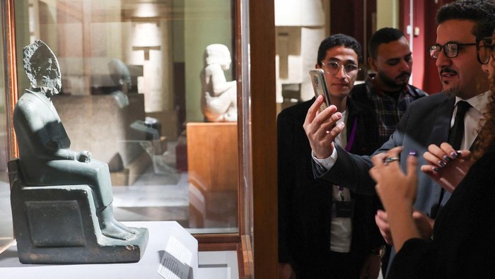 Members of the media and visitors scan pharaonic artefacts using a new augmented reality (AR) technology by Egypt's Ministry of Tourism in partnership with META at the old Egyptian Museum to target young visitors and give a alternative experiences of incomplete statues and promote Egyptian archaeological heritage in Cairo, Egypt November 11, 2024. REUTERS/Amr Abdallah Dalsh