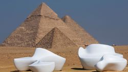 Nostalgia Mesir Kuno Lewat Pameran Seni di Piramida Giza Nostalgia Mesir Kuno Lewat Pameran Seni di Piramida Giza