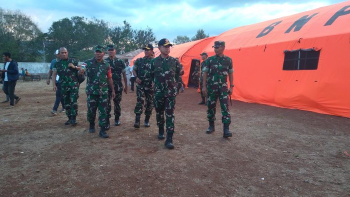 Panglima TNI Jenderal TNI Agus Subiyanto mengunjungi lokasi terdampak erupsi Gunung Lewotobi Laki-laki, di Flores Nusa Tenggara Timur (NTT).