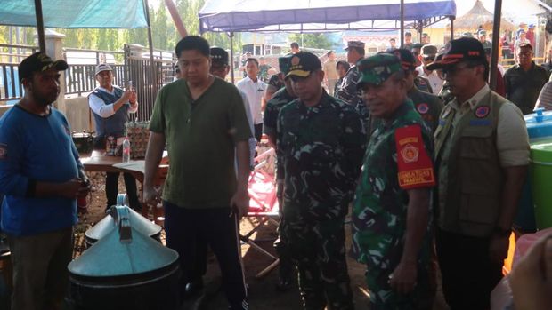 Panglima TNI Jenderal TNI Agus Subiyanto mengunjungi lokasi terdampak erupsi Gunung Lewotobi Laki-laki, di Flores Nusa Tenggara Timur (NTT).