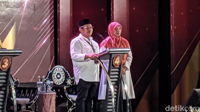 Pasangan calon bupati dan wakil bupati nomor urut 4 Lalu Ahmad Zaini-Nurul Adha saat debat kedua di Senggigi Lombok Barat, Rabu malam (13/11/2024).