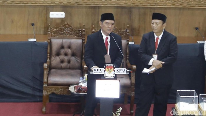 Paslon Bupati dan Wakil Bupati Pati nomor urut 2 Wahyu-Suharyono saat tampil debat kedua yang digelar KPU Pati di gedung DPRD Pati, Rabu (13/11/2024)