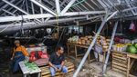 Pedagang Pasar Ciputat Tetap Jualan Meski Atap Ambruk