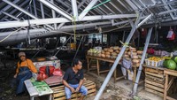 Meski berbahaya, sejumlah pedagang tetap berjualan di lokasi lapak pedagang yang atapnya rubuh akibat hujan dan angin kencang yang terjadi pada hari Minggu (10/11) kemarin.