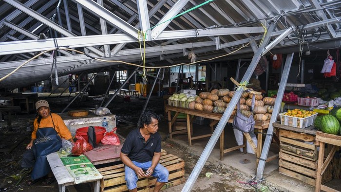 Pedagang menunggu pembeli di Pasar Ciputat, Tangerang Selatan, Banten, Rabu (13/11/2024). Meski berbahaya, sejumlah pedagang tetap berjualan di lokasi lapak pedagang yang atapnya rubuh akibat hujan dan angin kencang yang terjadi pada hari Minggu (10/11) kemarin. ANTARA FOTO/Galih Pradipta/YU