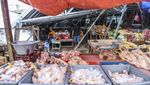 Pedagang Pasar Ciputat Tetap Jualan Meski Atap Ambruk