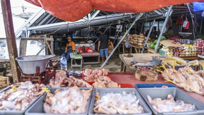 Pedagang menunggu pembeli di Pasar Ciputat, Tangerang Selatan, Banten, Rabu (13/11/2024). Meski berbahaya, sejumlah pedagang tetap berjualan di lokasi lapak pedagang yang atapnya rubuh akibat hujan dan angin kencang yang terjadi pada hari Minggu (10/11) kemarin. ANTARA FOTO/Galih Pradipta/YU