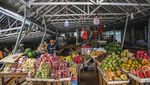 Pedagang Pasar Ciputat Tetap Jualan Meski Atap Ambruk