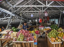 Pedagang Pasar Ciputat Tetap Jualan Meski Atap Ambruk