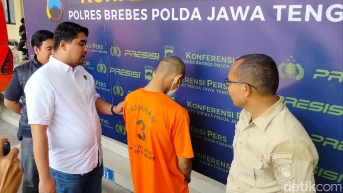 Pelaku pemerkosaan di Brebes (baju oranye) saat dihadirkan dalam jumpa pers di Polres Brebes, Rabu (13/11/2024).