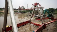 Jembatan yang menghubungkan Plupuh dengan Masaran itu melengkung usai diterjang banjir di Sungai Bengawan Solo.