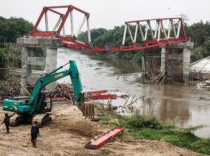 Rangka Jembatan Butuh Sragen Melengkung Diterjang Banjir