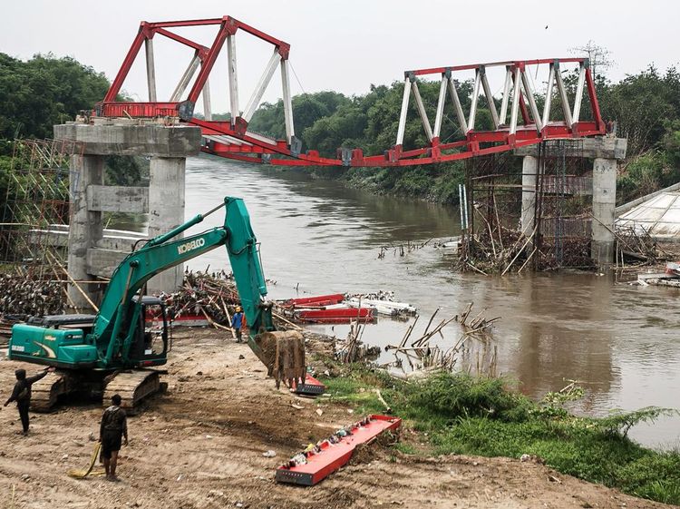 Rangka Jembatan Butuh Sragen Melengkung Diterjang Banjir