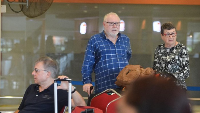 Pembatalan penerbangan di Bandara Bali Calon penumpang pesawat melihat informasi jadwal keberangkatan pesawat di Terminal Internasional Bandara Internasional I Gusti Ngurah Rai, Badung, Bali, Rabu (13/11/2024). Pengelola bandara tersebut mencatat pada Rabu (13/11) hingga pukul 13.00 Wita terdapat 90 penerbangan domestik serta internasional yang seharusnya berangkat dan tiba di Bandara Bali dibatalkan akibat dampak erupsi Gunung Lewotobi Laki-Laki di Kabupaten Flores Timur, Nusa Tenggara Timur. ANTARA FOTO/Fikri Yusuf/YU