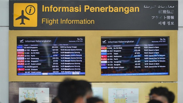 Calon penumpang pesawat melihat informasi jadwal keberangkatan pesawat di Terminal Internasional Bandara Internasional I Gusti Ngurah Rai, Badung, Bali, Rabu (13/11/2024). Pengelola bandara tersebut mencatat pada Rabu (13/11) hingga pukul 13.00 Wita terdapat 90 penerbangan domestik serta internasional yang seharusnya berangkat dan tiba di Bandara Bali dibatalkan akibat dampak erupsi Gunung Lewotobi Laki-Laki di Kabupaten Flores Timur, Nusa Tenggara Timur. ANTARA FOTO/Fikri Yusuf/YU