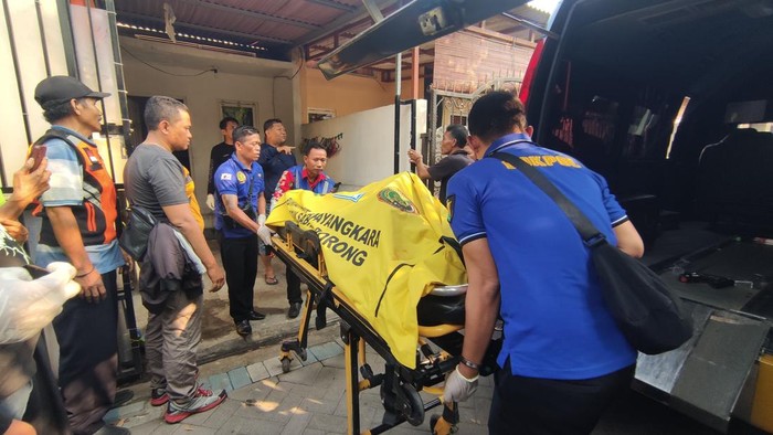 Evakuasi perempuan yang ditemukan tewas dalam kamarnya di Sidoarjo